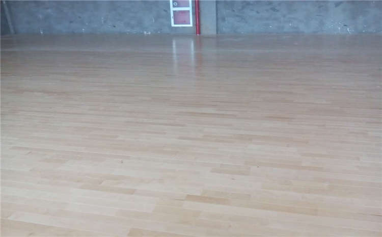 松木風雨操場地板怎么保養?