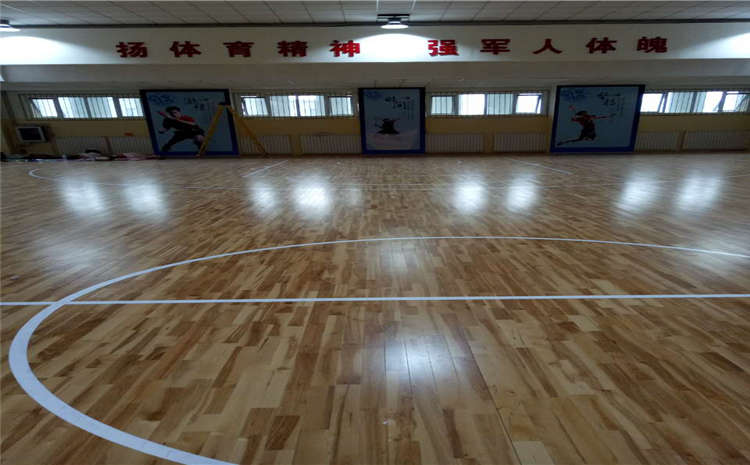 俄勒岡松籃球場地木地板怎么翻新？