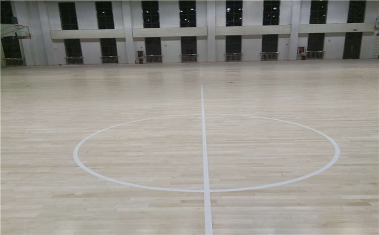 五角楓舞臺(tái)運(yùn)動(dòng)木地板怎么翻新?