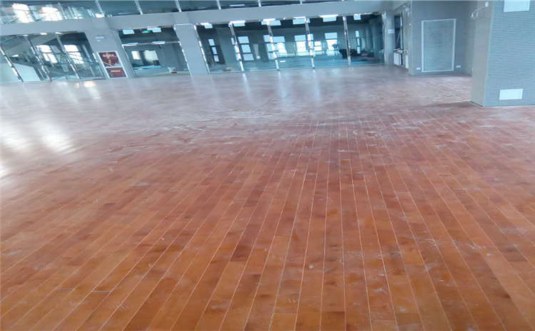 松木實(shí)木運(yùn)動(dòng)地板怎么翻新?