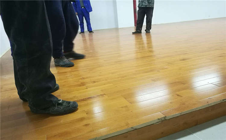 22厚運動體育地板怎么翻新?